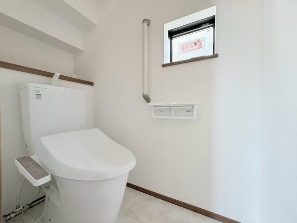横浜市泉区中田東２丁目の新築一戸建のトイレ|１階と2階にトイレがあります。施工中。