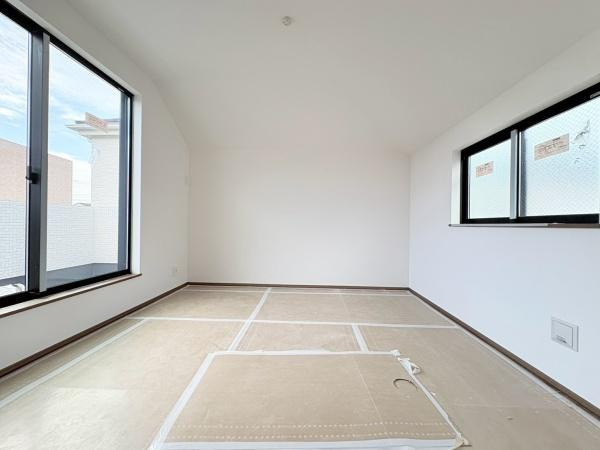 横浜市泉区中田東２丁目の新築一戸建の洋室|洋室は開放感のある空間が広がりバルコニーに面した大きな窓から自然光がしっかり差し込みます。施工中。