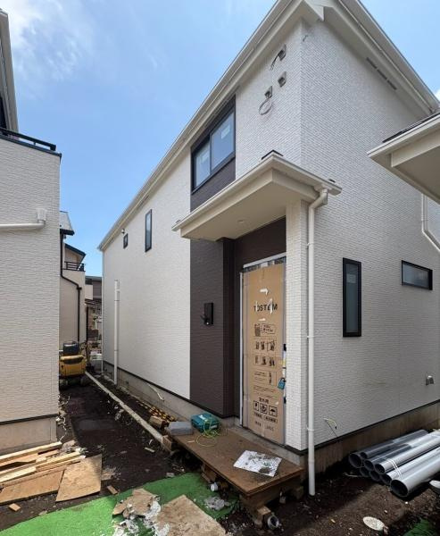 横浜市泉区中田東２丁目の新築一戸建の外観|D棟外観。施工中。