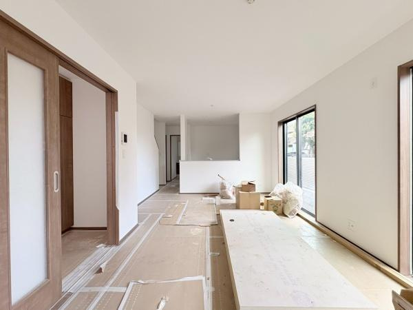 横浜市泉区中田東２丁目の新築一戸建の居間・リビング|LDK約16.76帖。施工中。