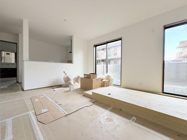 横浜市泉区中田東２丁目の新築一戸建の居間・リビング|リビングダイニングには広々とした空間が広がっており大きな窓から自然光がたっぷり入ります。