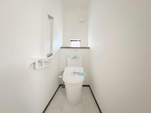 横浜市泉区中田東２丁目の新築一戸建のトイレ|１階と2階にトイレがあります。多機能パネル付。施工中。