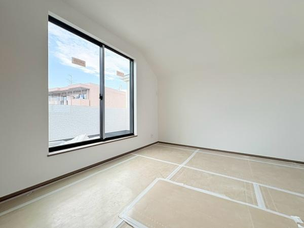 横浜市泉区中田東２丁目の新築一戸建の洋室|2F洋室約6.12帖。施工中。