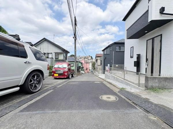 横浜市戸塚区汲沢町の新築一戸建の前面道路含む現地写真