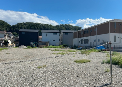 【外観】 | 太井売地 | 家を建てる場合、方位は要チェックです。現実的に日当たりのよい家ならばリビングは南側、建築基準法でも北側に当たる家への配慮は求められています。土地を見学に行く際は、方位磁針を持って行くようにしましょう。