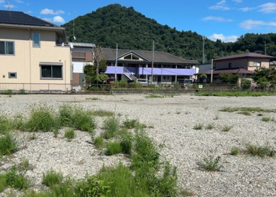 【外観】 | 太井売地 | 現地に行くなら、物件の周囲の地形がどうなっているかを見ることも大切です。周辺より低くなっている土地では、大雨などで水が集まりやすいため、地盤が弱くなっているということも考えられるため、注意が必要です。
