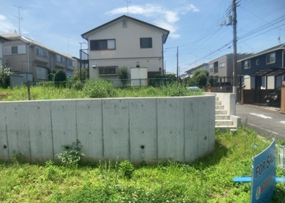【外観】 | めじろ台売地 | 土地の形が極端に長細かったり、狭小地、あるいは道路との高低差がある傾斜地だった場合、後々売ろうとしても買い手がつかない場合もあります。後々、売却することになった時に価値の下がらない土地を選びましょう。