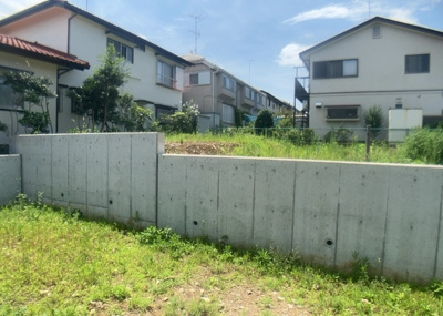 【外観】 | めじろ台売地 | 家を建てる場合、方位は要チェックです。現実的に日当たりのよい家ならばリビングは南側、建築基準法でも北側に当たる家への配慮は求められています。土地を見学に行く際は、方位磁針を持って行くようにしましょう。