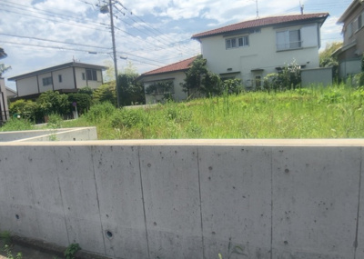 【外観】 | めじろ台売地 | 現地に行くなら、物件の周囲の地形がどうなっているかを見ることも大切です。周辺より低くなっている土地では、大雨などで水が集まりやすいため、地盤が弱くなっているということも考えられるため、注意が必要です。