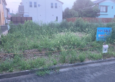 【外観】 | 上壱分方町売地 | 家を建てる場合、方位は要チェックです。現実的に日当たりのよい家ならばリビングは南側、建築基準法でも北側に当たる家への配慮は求められています。土地を見学に行く際は、方位磁針を持って行くようにしましょう。