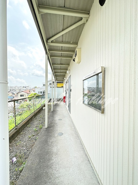 横浜市戸塚区矢部町のアパートのエントランス
