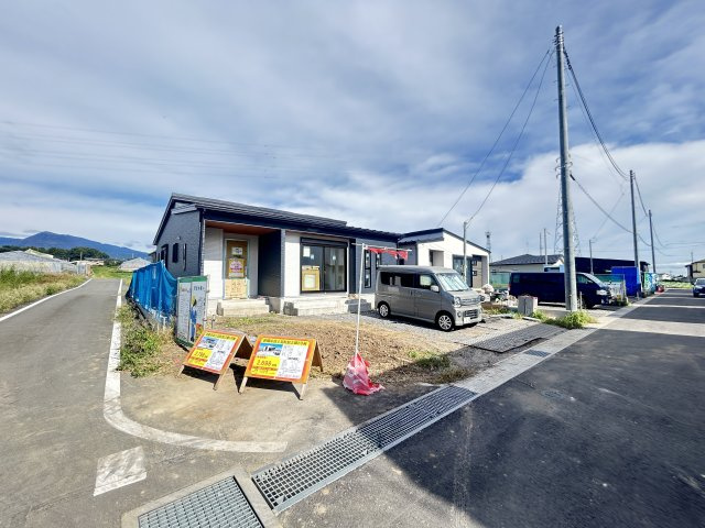 新築　前橋市富士見町原之郷　1号棟の前面道路含む現地写真|現地写真　南側接道幅員約5.0ｍ　西側接道幅員約4.0ｍ