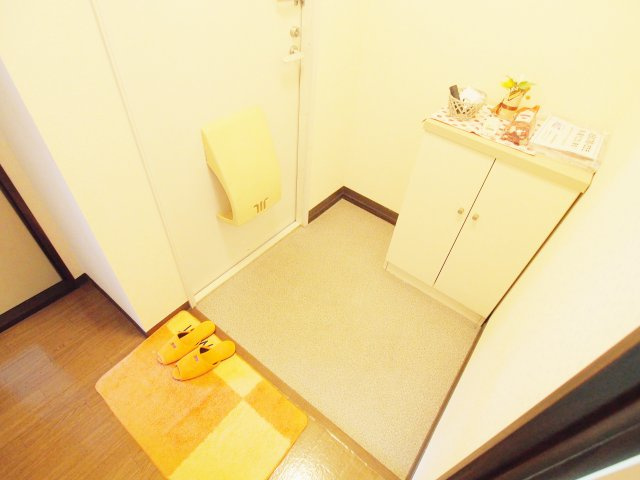 フレグランス三戸　D棟の玄関