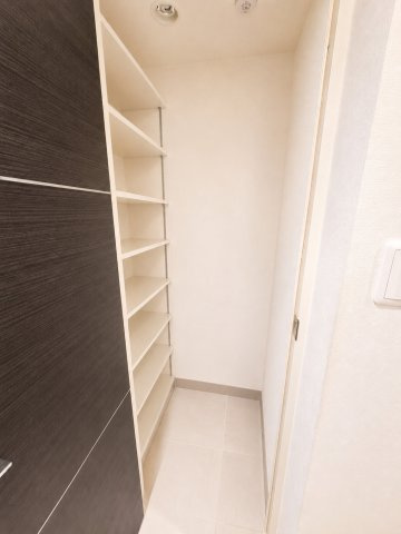 サンクレイドル竜南ウィンフォート　静岡市葵区竜南１丁目の収納|収納力豊富なシューズクローゼットを完備。靴はもちろん、アウトドア用品などもすっきり収納できます。