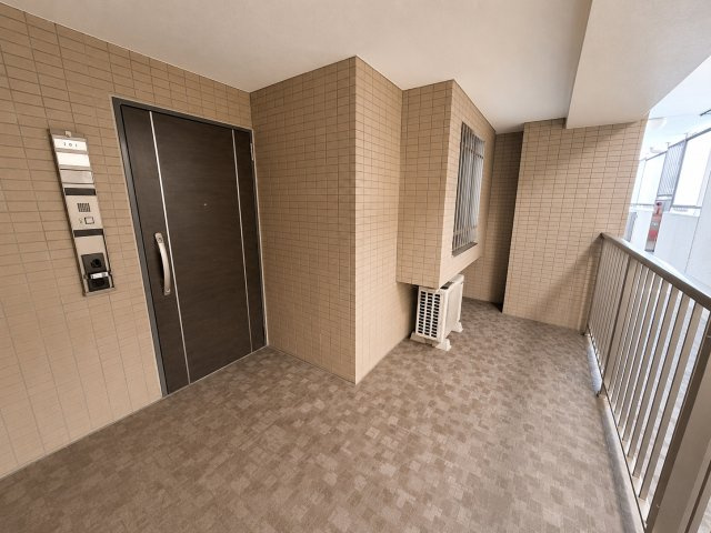 サンクレイドル竜南ウィンフォート　静岡市葵区竜南１丁目の玄関|独立感のあるアルコープ付き玄関。戸建て感覚のゆとりと、落ち着いた住まいを演出します。
