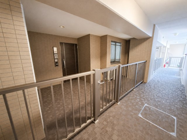 サンクレイドル竜南ウィンフォート　静岡市葵区竜南１丁目のその他共用部分|アルコープ付きで玄関前にゆとりを確保。プライバシー性が高く、質の良いマンションライフを叶えます。