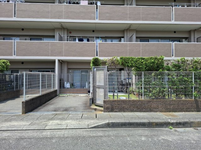 サンクレイドル竜南ウィンフォート　静岡市葵区竜南１丁目の駐車場|住まいのすぐ前に専用駐車場を確保。専用庭への行き来もしやすく、戸建て感覚で暮らせます。