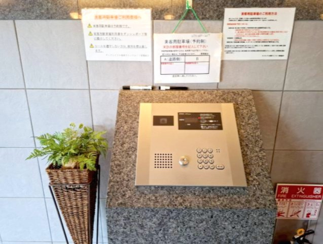 サンクレイドル竜南ウィンフォート　静岡市葵区竜南１丁目の防犯設備|オートロック付きで防犯面にも配慮。管理の行き届いたエントランスが、安心・快適な暮らしを支えます。