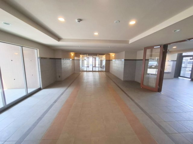 サンクレイドル竜南ウィンフォート　静岡市葵区竜南１丁目のエントランス|広々とした開放感あふれるエントランスロビー。管理が行き届いた共用空間が質の良い毎日の暮らしを彩ります。