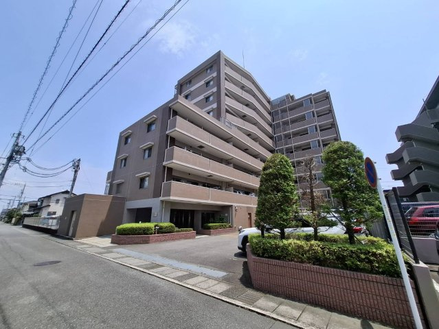 サンクレイドル竜南ウィンフォート　静岡市葵区竜南１丁目の外観|緑豊かな植栽が彩る上品なマンション。落ち着いた街並みに調和し、快適な暮らしを叶える住まいです。