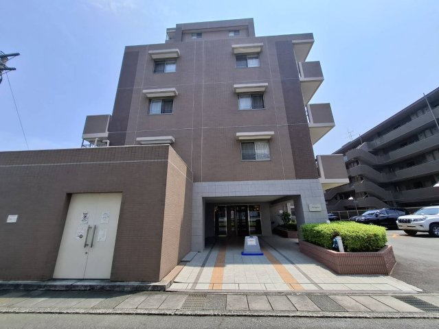 サンクレイドル竜南ウィンフォート　静岡市葵区竜南１丁目の外観|美しく整えられたエントランスアプローチと品の良い外観。安心感と品格を感じられるマンションです。