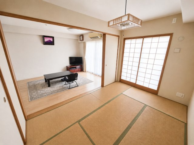 サンクレイドル竜南ウィンフォート　静岡市葵区竜南１丁目の和室|障子越しのやわらかな光が心地よい和室。LDKと一体利用でき、暮らしにゆとりを演出します。
