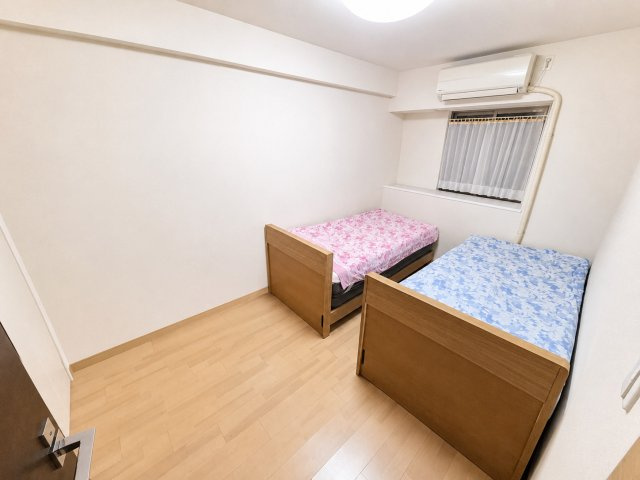 サンクレイドル竜南ウィンフォート　静岡市葵区竜南１丁目の洋室|出窓が魅力の洋室。自然光が心地よく差し込み、インテリアも楽しめる快適なプライベート空間です。