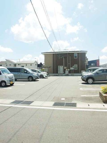 サン・エンブレィスの駐車場