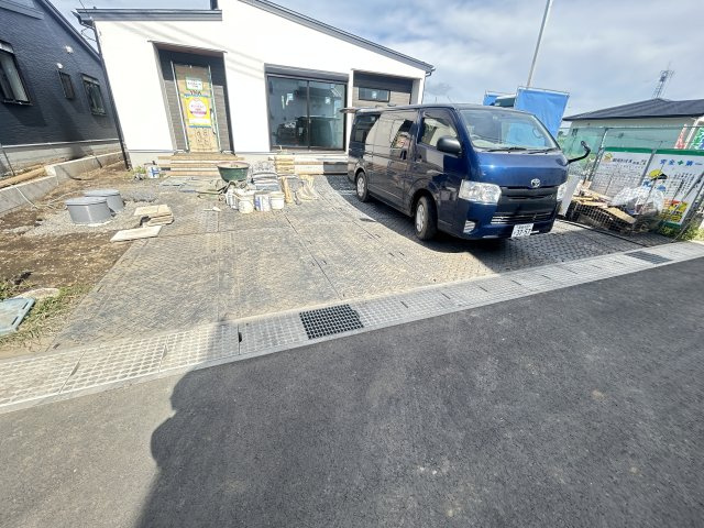 新築　前橋市富士見町原之郷　2号棟の駐車場|現地写真　駐車スペースは建物南側に並列2台分可能です！