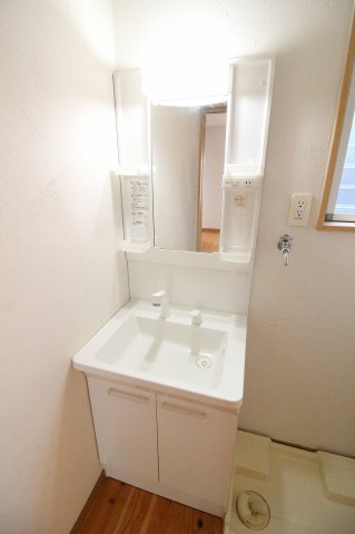 IMA HOUSEの独立洗面台|朝の支度にも助かる、独立の洗髪洗面化粧台