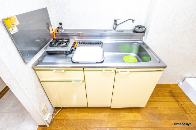 ラ・ステレーヌのキッチン|室内写真は別のお部屋のものです。色、仕様は若干異なります。