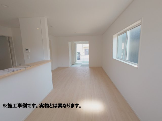 クレイドルガーデン高松市三谷町第１　１号棟の居間・リビング|完成予想図
キッチンとリビング・ダイニングが横に抜けてつながっているのでキッチンからリビングの様子が見通しやすくなります。小さなお子様がいるご家庭では、料理をしながらリビングで遊ぶ姿を確認しやすいです