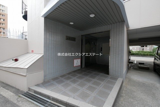 辰巳ハイツのエントランス