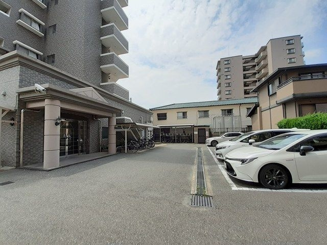 シャンテ吉塚の駐車場