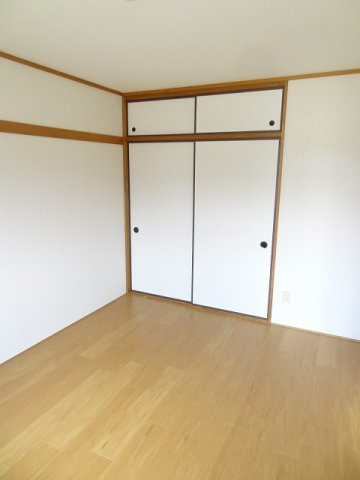 シティハイツ山田Ｃの内装|明るい色調の室内です