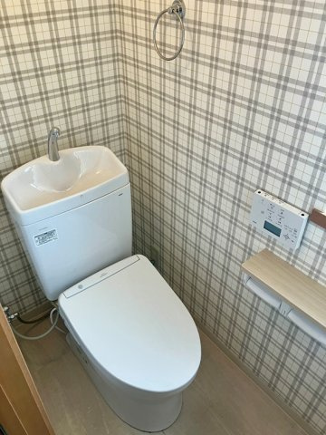 井口戸建のトイレ|ゆったりとした空間のトイレです