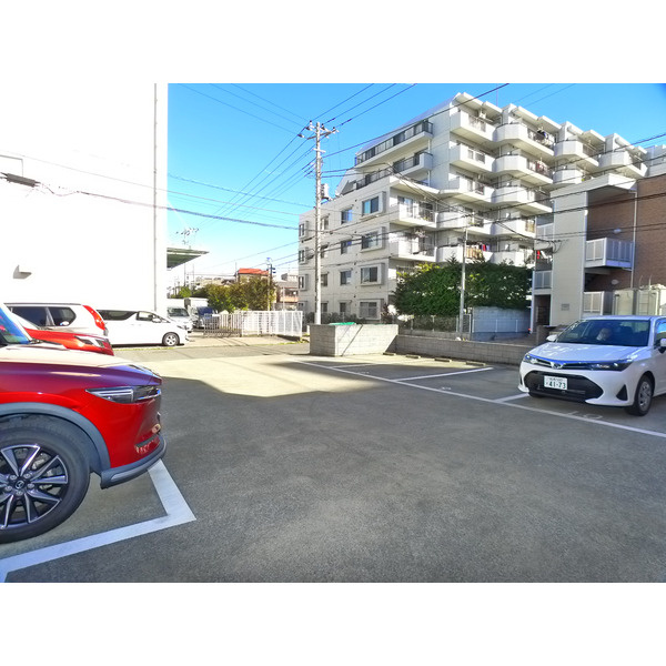 ピュアパレス・H1の駐車場