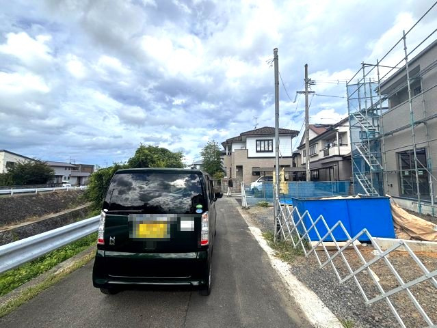南梅本町の新築戸建の前面道路含む現地写真