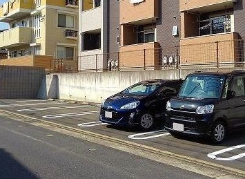 ファイン　ネクストの駐車場