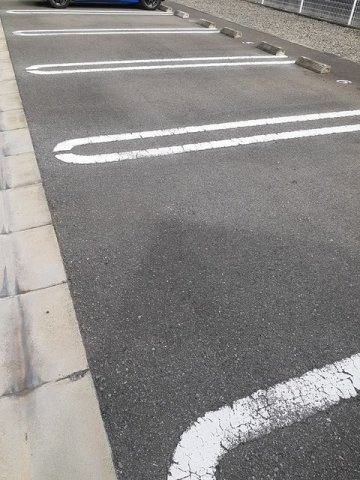 クレール・ココア　Ⅰの駐車場|車をお持ちの方に嬉しい駐車場付きの物件です