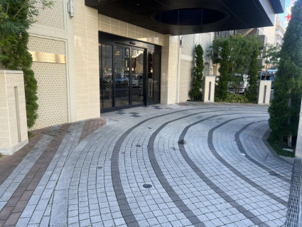 「23帖の大空間LDK」高知市本町2丁目クレアホームズ高知本町　中古マンション|ゆとりを感じさせる優雅なアプローチ。