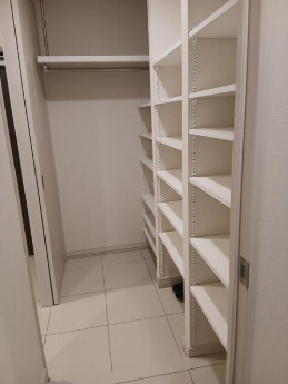 「23帖の大空間LDK」高知市本町2丁目クレアホームズ高知本町　中古マンションの収納|豊富な収納力！可動棚付きでスッキリ収まる大容量収納。