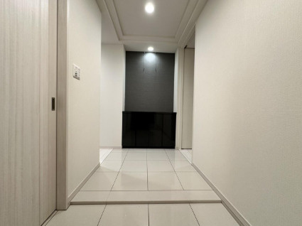 「23帖の大空間LDK」高知市本町2丁目クレアホームズ高知本町　中古マンションの玄関|白を基調とした清潔感のある空間。洗練された玄関廊下。