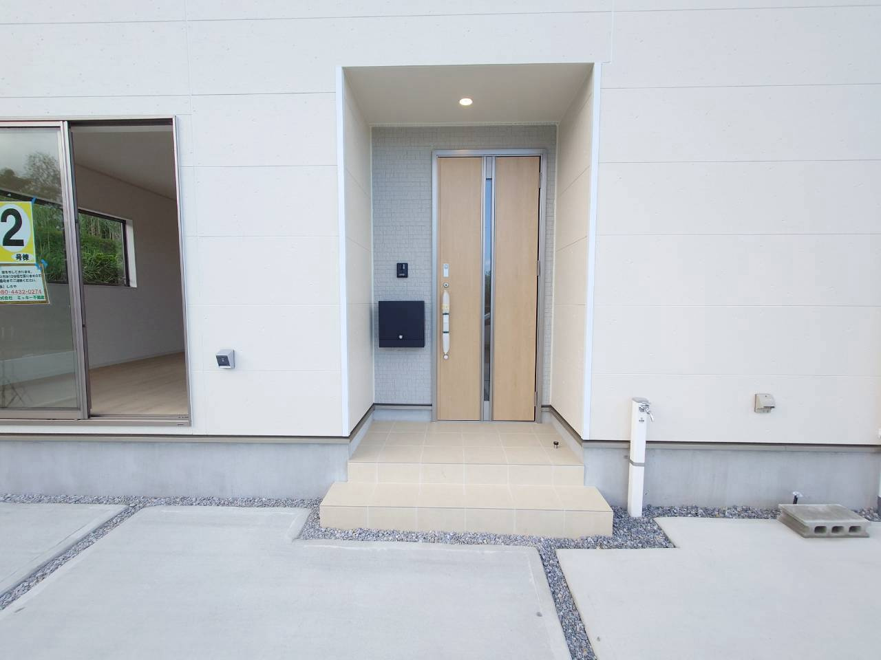 ❤❤南城市玉城愛地第1－2号棟の玄関|収納もある玄関です