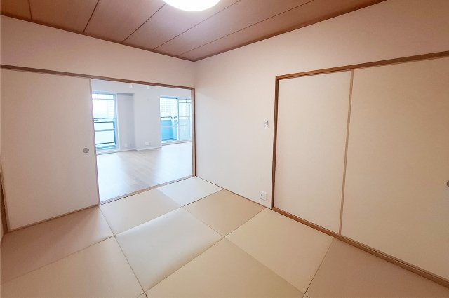 コスモ北野田の和室|和室：6帖の和室は押入付きで整理整頓ラクラク。廊下とLDKから出入り可能な2way動線。