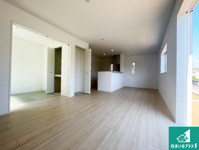 赤穂市北野中　第4-2期　新築一戸建ての居間・リビング|シンプルなリビングは、観葉植物等のインテリアを楽しめますね！パパ好みにも、ママ好みにも家具次第で雰囲気を変えることができます！