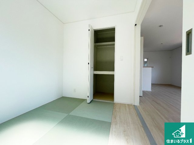 赤穂市北野中　第4-2期　新築一戸建ての和室|一室あると便利な和室は客間としてだけでなく、小さなお子様のプレイルームや食後のくつろぎスペースとしてもご利用いただけます。収納もついていますので大活躍間違いなし！