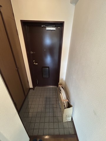 瓦宮住宅の玄関