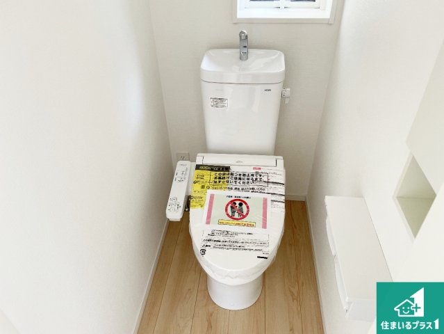 赤穂市北野中　第4-2期　新築一戸建てのトイレ|1・2階の2ヶ所にあるので、朝の忙しい時間の順番待ちもなく、深夜の利用にも大変便利です。