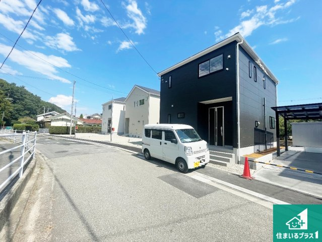 赤穂市北野中　第4-2期　新築一戸建ての前面道路含む現地写真|周辺は閑静な住宅街！前面道路広々で車の出し入れも便利です。駐車が苦手な方でも安心して車庫入れできます！
